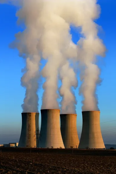 Večerní pohled z jaderné elektrárny dukovany závod - Česká republika — Stock fotografie