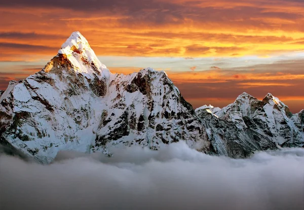 görünümünü ama dablam everest ana kampı giderken akşam