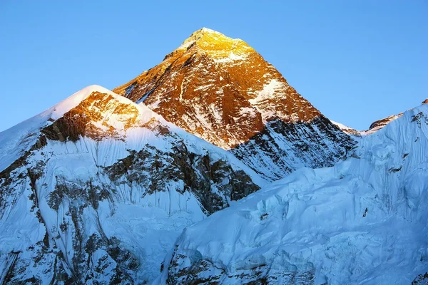 Večerní pohled na everest z kala patthar - trek do základního tábora Everestu - Nepál — Stock fotografie