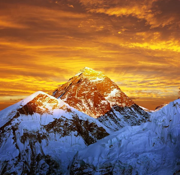 's avonds gekleurde uitzicht van everest vanaf kala patthar - nepal — Stockfoto