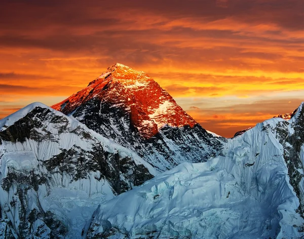 Evening colored view of Everest from Kala Patthar - Nepal — Stock Photo, Image