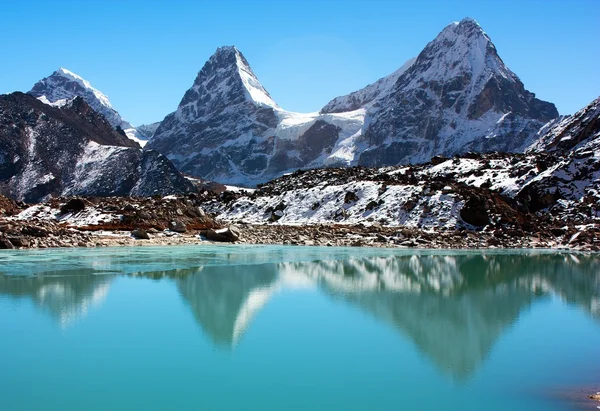 Pemandangan cholo peak dan Kangchung Peak - cara untuk Cho Oyu base camp - Nepal — Stok Foto