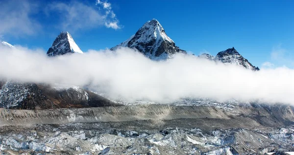 Visa av cholo peak och kangchung topp - vägen till cho oyu basläger - nepal — Stockfoto