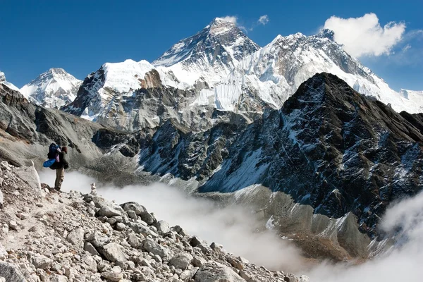 Vista dell'Everest da Gokyo con turista sulla strada per l'Everest - Nepal — Foto Stock