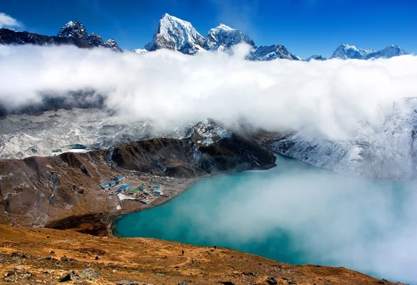 Dudh Pokhari lake, Gokyo, Arakam Tse peak, Chola Tse peak and Ngozumba glacier - way to Cho Oyu base camp - Everest trek - nepal — Stock Photo, Image