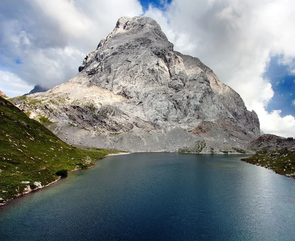Vista de Wolayer Ver lago o Lago Volaya y Hohe Warte o Monte Coglians Alpi Carniche o Karnische Alpen Austria frontera Itali — Foto de Stock
