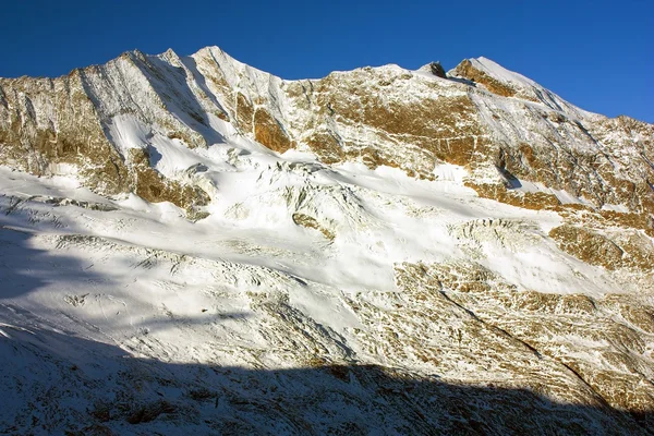 Πρωί άποψη από το zillertaler alpen για hochfeiler ή gran piastro gruppe - σύνορα της Αυστρίας και της Ιταλίας — Φωτογραφία Αρχείου