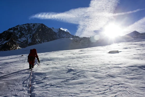 Grupo de escaladores en cuerda en el glaciar - día soleado en la montaña —  Fotos de Stock