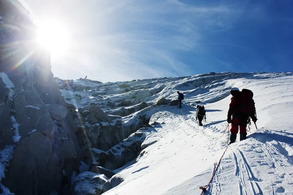 Grupo de escaladores en cuerda en el glaciar - día soleado en la montaña — Foto de Stock