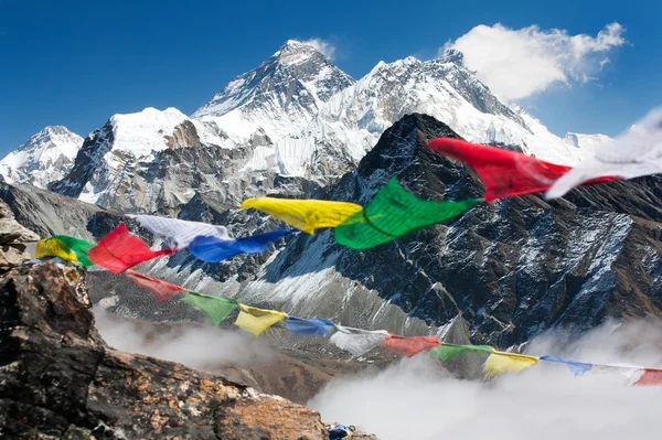 Blick auf Everest von gokyo ri mit Gebetsfahnen - nepal lizenzfreie Stockbilder