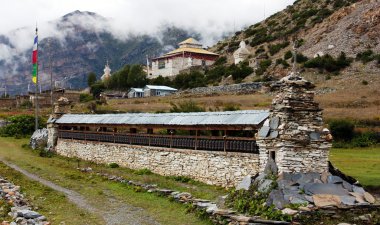 Mani dua duvar annapurna trek - nepal dua tekerlekleri, gompa ve stupas-