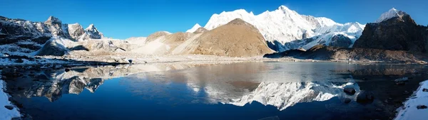 Vista de Cho Oyu espelhamento no lago - Cho Oyu acampamento base - Everest trek - Nepal — Fotografia de Stock