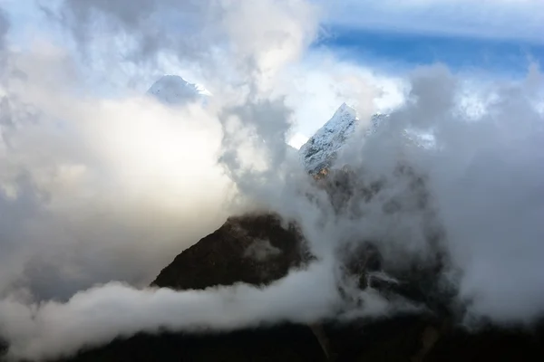 Beautiful cloud on mountains — Stock Photo, Image