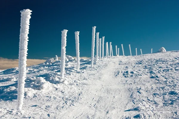 Inverno esqui cross country maneira em montanhas — Fotografia de Stock