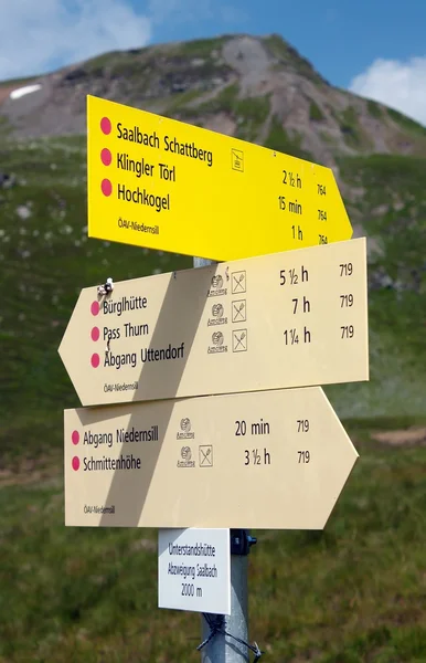 Señalización de rutas de senderismo en el Alp — Foto de Stock