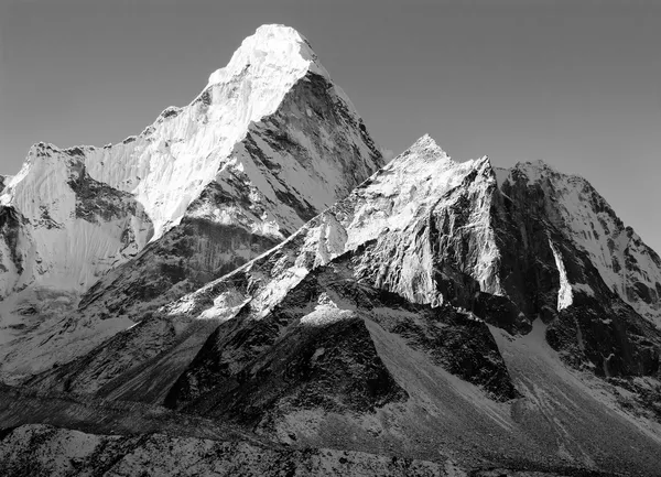 Visão em preto e branco de Ama Dablam - caminho para o acampamento base do Everest - Nepal — Fotografia de Stock