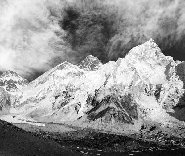Vista panorámica en blanco y negro del Monte Everest con hermoso cielo y glaciar Khumbu - Valle de Khumbu - Nepal —  Fotos de Stock