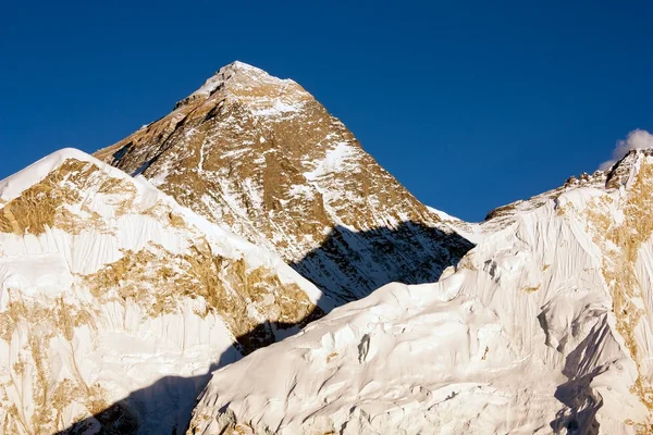 Večerní pohled na everest z kala patthar - trek do základního tábora Everestu - Nepál — Stock fotografie