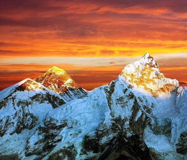 Evening colored view of Everest from Kala Patthar - Nepal — Stock Photo, Image