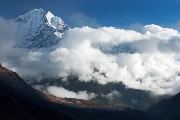 Thamserku peak, phortse dorp en mooie wolken - tocht naar everest base camp - nepal — Stockfoto