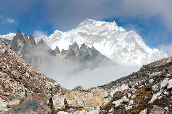 Szczyt hungchhi i chumbu szczyt z obozu cho oyu - trek do everest base camp - nepal — Zdjęcie stockowe