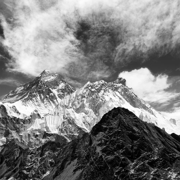 Vista en blanco y negro de everest desde gokyo ri con nubes — Foto de Stock