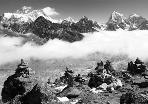 View of everest with stone mans from gokyo ri and clouds above ngozumba glacier — Stock Photo, Image