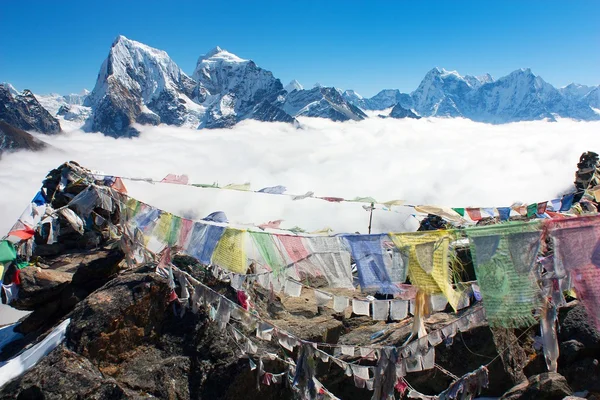 Uitzicht vanaf gokyo ri te arakam tse, cholatse, tabuche peak, thamserku en kangtega met Gebedsvlaggen - tocht naar everest base camp - nepal — Stockfoto