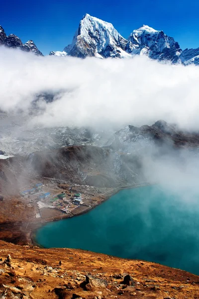 Dudh pokhari sjön, gokyo, arakam tse topp, chola tse peak och ngozumba glaciär - vägen till cho oyu basläger - everest trek - nepal — Stockfoto