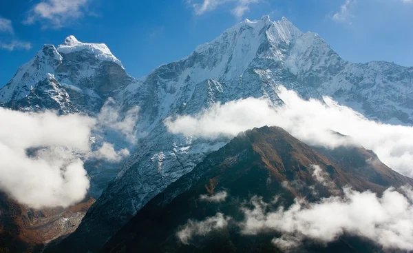 ナムチェ バザール エベレストへの道の上の美しいマウント ベース キャンプ - ネパールで kangtega と thamserku- — ストック写真
