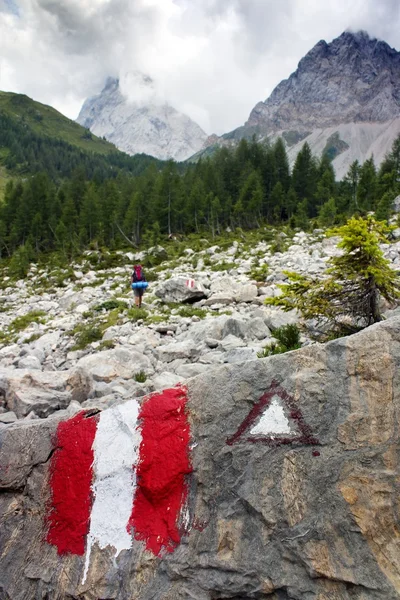 Rode en witte wandelweg ondertekent symbolen in Italië Alpen — Stockfoto