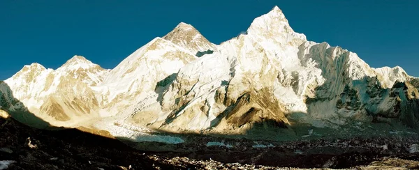 珠穆朗玛峰和努布策山从 kala patthar 视图 — 图库照片