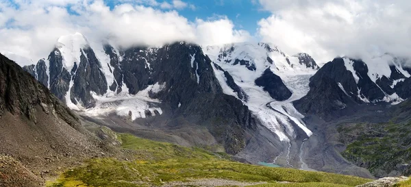 Savlo rock yüz - Altay aralığı - dağlar Rusya'nın panoramik görünümü — Stok fotoğraf