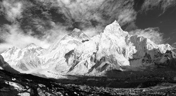 черный и белый панорамный вид на гору Эверест с красивым небом и ледником Кхумбу
