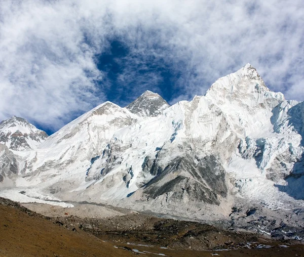 Vista panorámica del Monte Everest con un hermoso cielo y el glaciar Khumbu - Valle de Khumbu - Nepal —  Fotos de Stock
