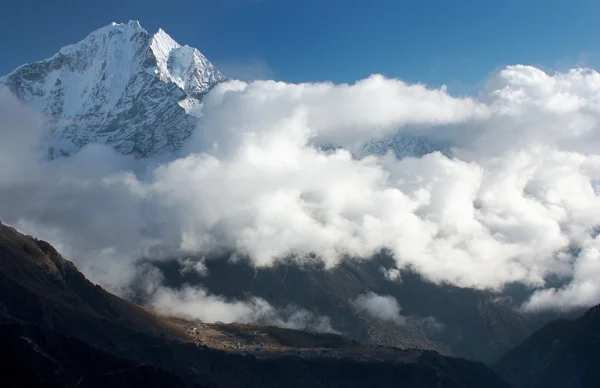 Thamserku peak, phortse village och vackra moln - vandring till everest basläger - nepal — Stockfoto