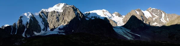 Savlo rock yüz - Altay aralığı - dağlar Rusya'nın panoramik manzarasına akşam — Stok fotoğraf