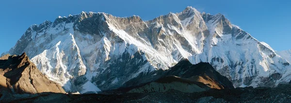 Morning view of southern face of lhotse and nuptse - trek to Everest base camp - nepal — Stock Photo, Image