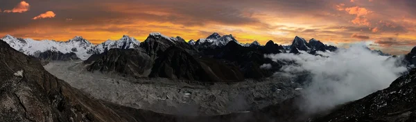 Panoramic view of Everest, Lhotse, Cho Oyu and Ngozumba glacier — Stock Photo, Image