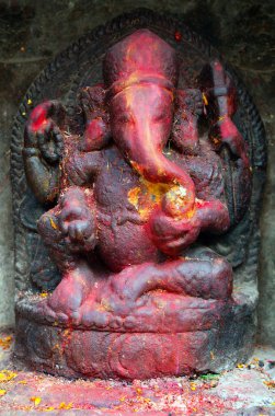 festival süresince kırmızı boyalı lord ganesha Kathmandu