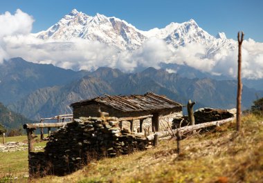 dağ evi ile jaljala geçmek pastureland ve annapurna dağına - nepal üzerinden görüntülemek
