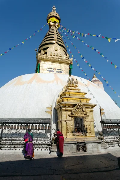 Swayambhunath stupa with monks - Kathmandu - Nepal — Stock Photo, Image