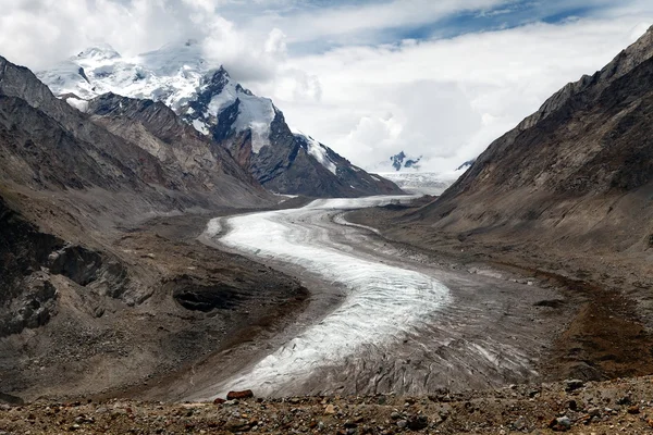 Durung Drung o Drang Drung Glacier cerca de Pensi La pasar por la carretera de Zanskar Gran cordillera del Himalaya Zanskar Ladakh India — Foto de Stock