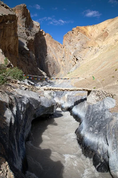 Canyon avec pont - vue depuis le trek du Zanskar - Ladakh - Jamu-et-Cachemire - Inde — Photo