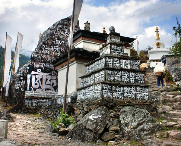 Muros de oração - Caminho para o acampamento base do Everest - Vale do Khumbu - Nepal — Fotografia de Stock