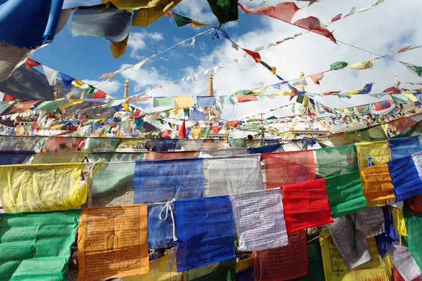 Prayer flags with stupas - Kunzum La pass - Himachal Pradesh - India — Stock Photo, Image