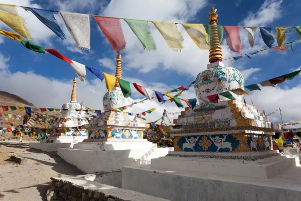 Banderas de oración con estupas - Kunzum La pass - Himachal Pradesh - India — Foto de Stock