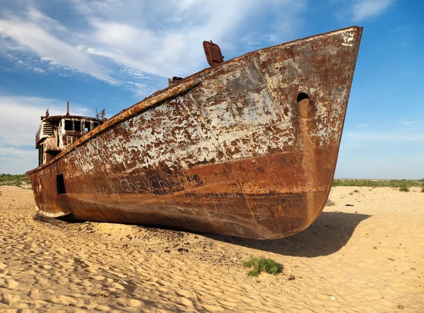 Boats in desert around Moynaq, Muynak or Moynoq - Aral sea or Aral lake - Uzbekistan - asia — Stock Photo, Image