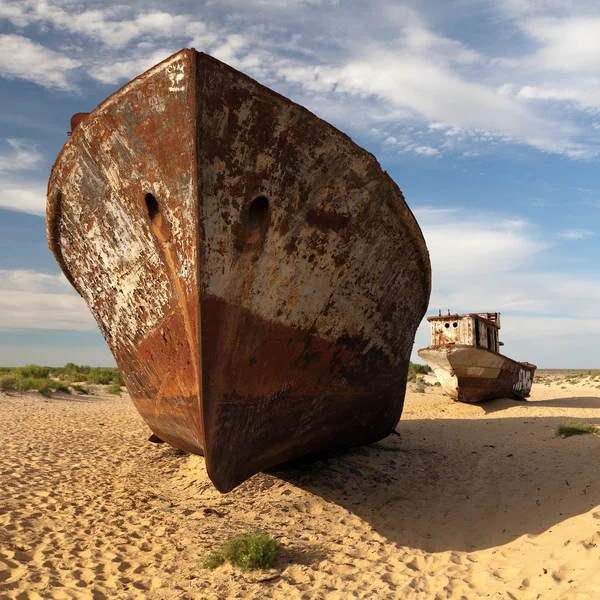 Barcos en el desierto alrededor de Moynaq, Muynak o Moynoq - Mar de Aral o lago de Aral - Uzbekistán - Asia —  Fotos de Stock