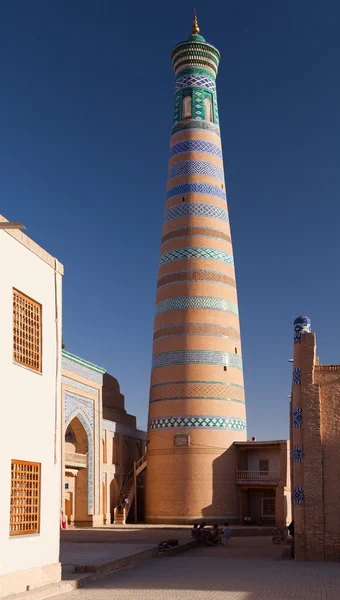 Islom hoja (Islam Xoja) minarete em Itchan Kala (Ichon Qala) - Khiva (Chiva, Heva, Xiva, Chiwa, Khiveh) - Província de Xorazm - Uzbequistão - Cidade na estrada da seda — Fotografia de Stock